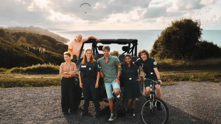 Dos à l'océan, Cécile Rebboah, Jean-François Cayrey, Joséphine Draï, Vinnie Dargaud, Lily Nambininsoa posant contre le buggy et Paul Scarfoglio sur son vélo 